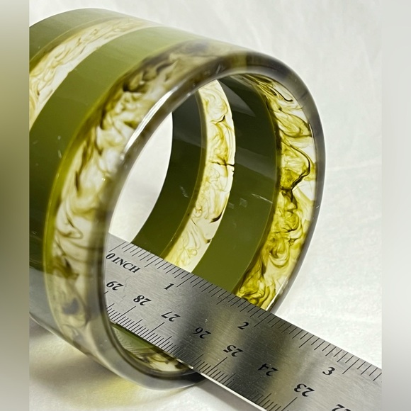 Vintage lucite acrylic olive green striped bangle bracelet moss like stripes - Picture 6 of 11